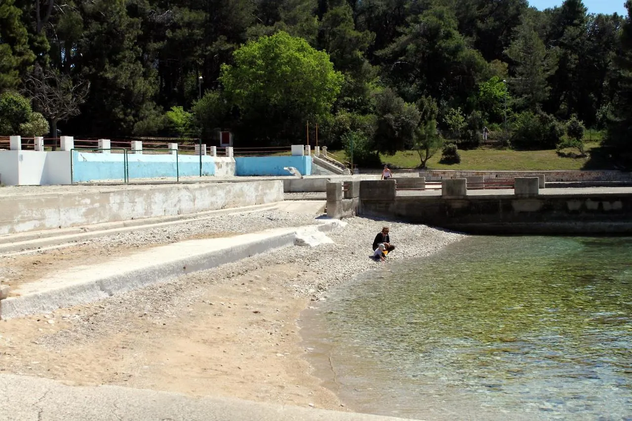 Apartments By The Sea Pula - 13401